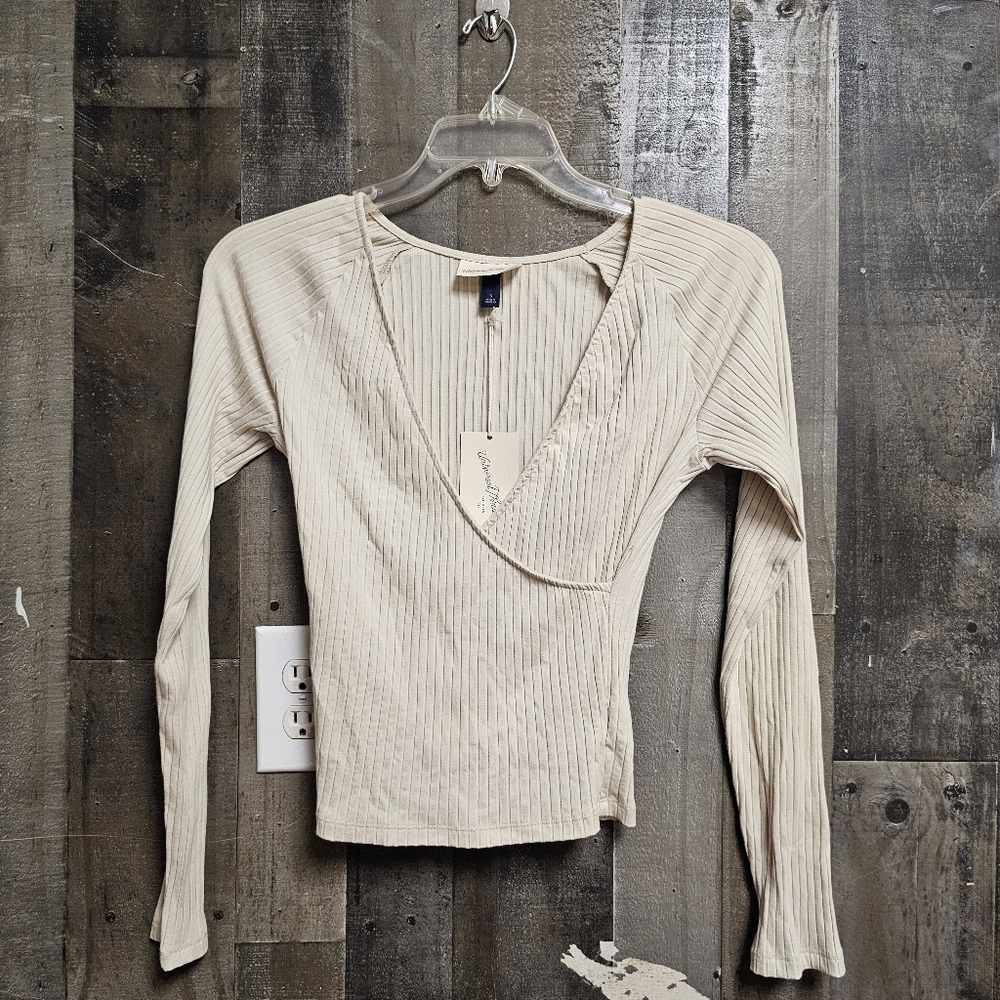 🏷NWT Universal Thread Long Sleeve V-Neck Wrap Shirt In Cream - Size Small